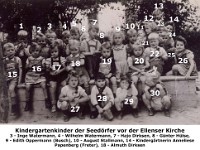 b66 - Kindergartenkinder vor der Ellenser Kirche
